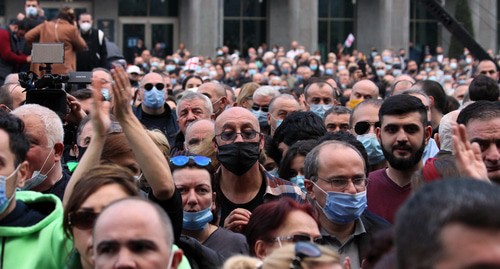 Сторонники оппозиции, протестующие против итогов голосования на выборах в парламент Грузии  01.11.20. Фото Инны Кукуджановой для "Кавказского узла"