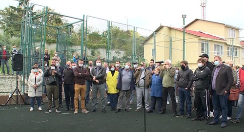 Встреча жителей Бытхи, протестующих против строительства многоэтажек на северном склоне горы, с представителем застройщика 07.11.2020. Кадр видео 
Вести Сочи https://www.youtube.com/watch?v=V40SR8MFB8c&feature=emb_logo 