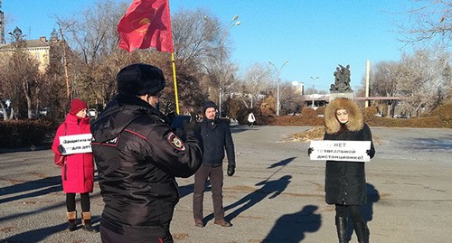 Полицейский сфотографировал пикетчиков. Волгоград, 9 декабря 2020 г. Фото Татьяны Филимоновой для "Кавказского узла"