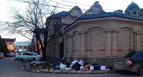 Место для складирования мусора в частном секторе в центре Махачкалы по улице Некрасова. 25 января 2021 го. Фото Расула Магомедова для "Кавказского узла"