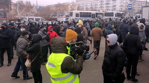 Активисты и пресса в окружении силовиков. Волгоград, 31 января 2021 года. Фото Татьяны Филимоновой для "Кавказского узла".