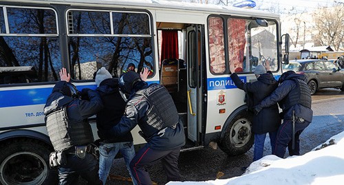 Сотрудники полиции задерживают активистов, собравшихся возле здания суда. Москва, 2 февраля 2021 г. Фото: REUTERS/Evgenia Novozhenina