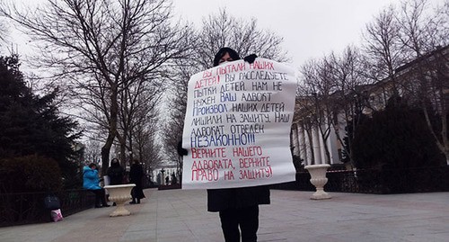 Зайнаб Рабаданова на пикете в Махачкале с требованием вернуть право на защиту своему племяннику Гасану Курбанову. 12 февраля 2021 г. Фото Расула Магомедова для "Кавказского узла"