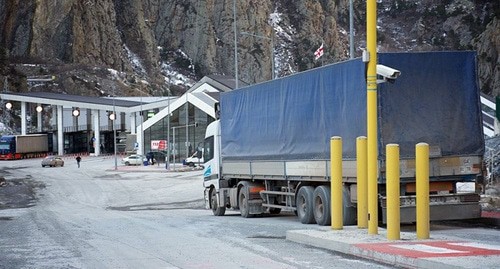 Грузовики возле пункта пропуска "Верхний Ларс". Фото: МЧС России по Республике Осетия-Алания https://15.mchs.gov.ru/