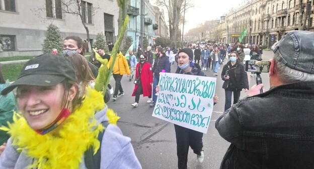 Участница митинга с плакатом на грузинском языке "Как жить нам завтра - решаем мы". Фото Беслана Кмузова для "Кавказского узла"