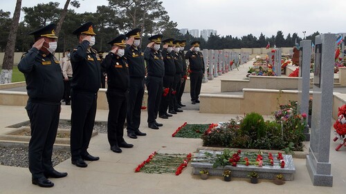 Азербайджанские военные на воинском мемориале. Фото пресс-службы Минобороны Азербайджана, https://mod.gov.az/ru/news/pochtena-pamyat-nacionalnogo-geroya-azerbajdzhana-ilgara-mirzoeva-35762.html