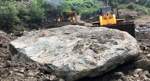 На участке Транскама в Северной Осетии ликвидируют последствия схода селя. Фото пресс-службы Росавтодора