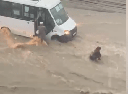 Поток воды уносит женщину в Махачкале. Стоп-кадр видео, опубликованного 07.07.21 в Telegram-канале "Что там у дагестанцев", https://t.me/DagestanRD/7771.