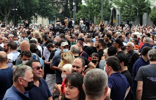 Массовые протесты в Тбилиси после смерти избитого противниками гей-парада оператора "ТВ-Пирвели". 11 июля 2021 года. Фото Инны Кукуджановой для "Кавказского узла".