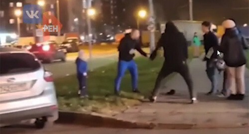 Нападение на мужчину с ребенком в Новой Москве. Скриншот видео https://ren.tv/news/kriminal/899666-sk-izbivshie-ottsa-v-novoi-moskve-sozdali-ugrozu-zhizni-ego-rebenku