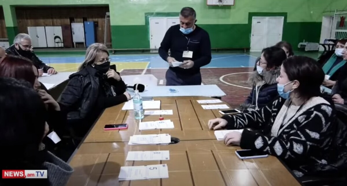 Подсчет голосов на одном из избирательных участков города Ванадзора, 5 декабря 2021 года. Стоп-кадр из видео на Youtube-канале NEWS AM. https://www.youtube.com/watch?v=IAeaO5yyIhE