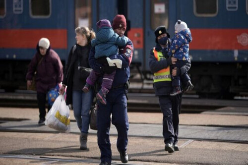 Беженцы с Украины. Фото https://vesti.az/xeber/v-mire/oon-za-sutki-v-sosednie-s-ukrainoi-strany-pribyli-bolee-32-tys-bezencev-461347