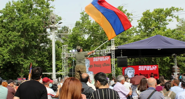 Участники акции протеста в Ереване. Фото Тиграна Петросяна для "Кавказского узла"