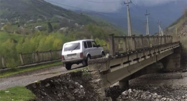 Дорога после того как река Ксан вышла из берегов. Май 2022 г. Фото: пресс-служба Ленингорского района