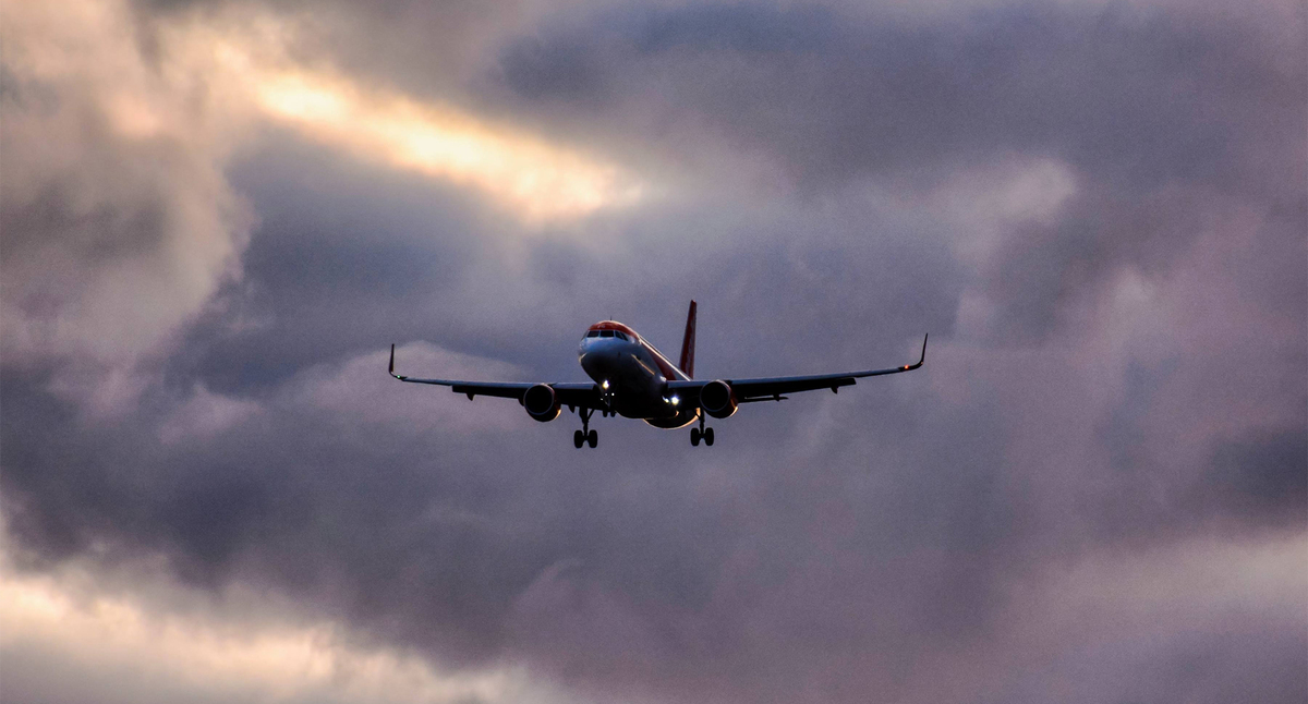 Самолёт в небе. Фото https://ru.freepik.com/free-photo/low-angle-shot-of-an-airplane-descending-from-a-clouded-sky_11890903.htm#page=2&query=аэропорт&position=2&from_view=search