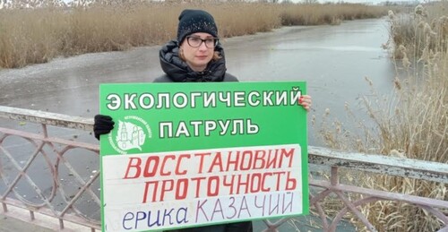 Татьяна Тимакова проводит одиночный пикет с требованием очистить ерик Казачий. Астрахань, 10 декабря 2022 года. Фото Вячеслава Ященко для "Кавказского узла".