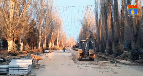 Ремонтные работы на Аллее Героев в Волгограде. Стоп-кадр из видео на странице https://www.youtube.com/watch?v=FqFFxYKuuQQ