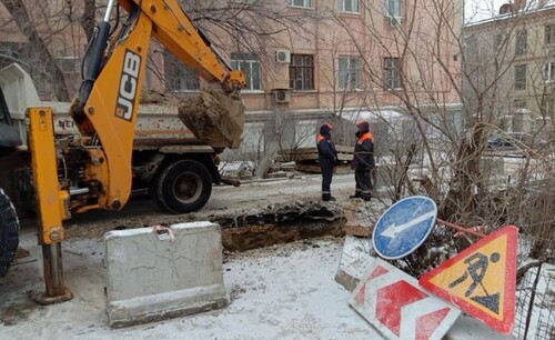 Ликвидация последствий коммунальной аварии около дома в Центральном районе Волгограда. 14 января 2023 года. Фото Вячеслава Ященко для "Кавказского узла".