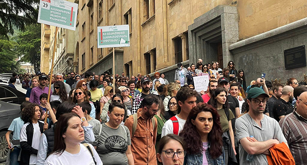 Родители детей с ахондроплазией во время акции протеста. Фото: https://sova.news/2023/04/29/roditeli-detej-s-diagnozom-ahondroplaziya-proveli-v-tbilisi-ocherednuyu-akcziyu-protesta/