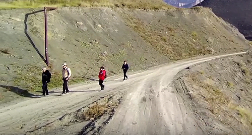 Подростки из села Заната идут по горной дороге в школу в соседнее село. Стоп-кадр из видео https://vk.com/wall-108870974_754363