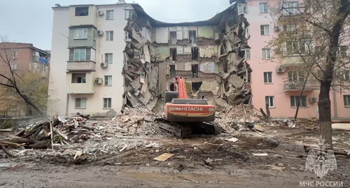 Коммунальщики вывозят обломки с места частичного обрушения многоэтажного дома в Астрахани. Кадр из видео в телеграм-канале МЧС Астраханской области https://t.me/mchs30/11361