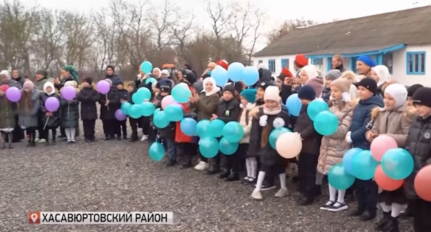 Церемония открытия школы в селе Октябрьское, стоп-кадр видео 
РГВК "Дагестан" https://www.youtube.com/watch?v=VLaruAlA7Qw