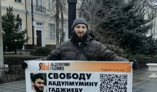 Идрис Юсупов (признан иноагентом) на пикете в Махачкале. Скриншот фото из Telegram-канала "Черновик" от 22.01.23, https://t.me/chernovik/66709