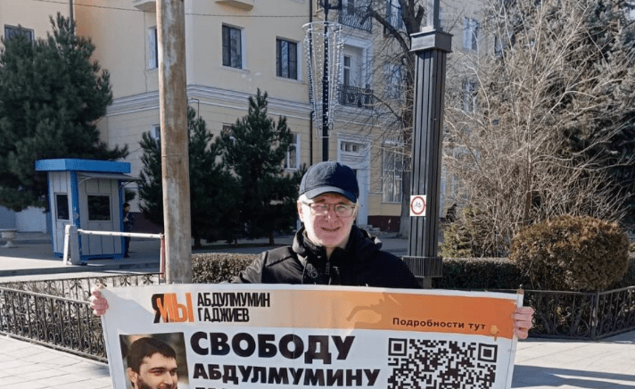 Магомед Магомедов на пикете в поддержку Гаджиева. Скриншот фото из Telegram-канала "Черновик" от 12.02.24, https://t.me/chernovik/67599