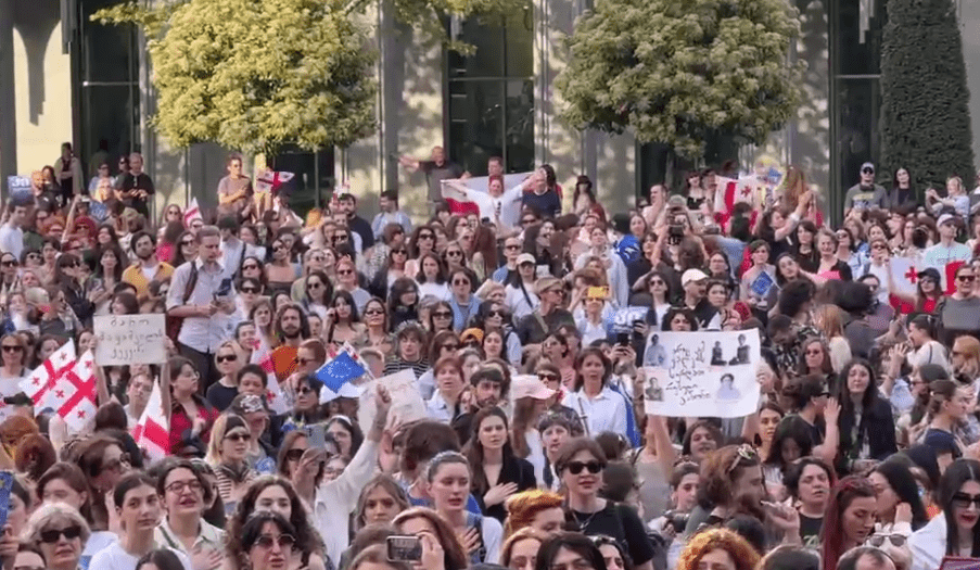 Женский марш в Тбилиси. Стоп-кадр видео Tbilisi Life от 20.04.24, https://t.me/Tbilisi_life/24690