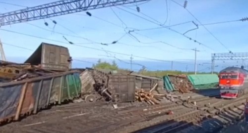 Сход состава под Волгоградом, стоп-кадр видео https://v1.ru/text/incidents/2024/05/14/73573166/?ysclid=lw65zv44va822772139