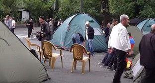 Противники делимитации границы перекрыли палатками проспект Баграмяна в Ереване. 10 июня 2024 г. Cкриншот видео https://www.youtube.com/watch?v=sVDUVAOCtLo