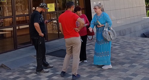 Активисты перед зданием суда в Ставрополе, фото "Кавказского узла"