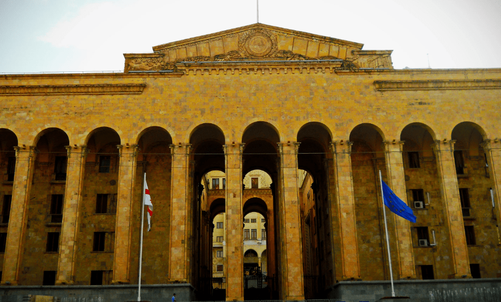 Парламент Грузии. Фото с сервиса "Яндекс.Карты", https://yandex.ru/maps/org/parlament_gruzii/163726770969/gallery/?ll=44.798570%2C41.696927&z=16