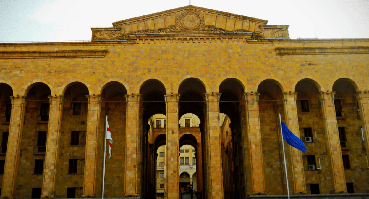 Парламент Грузии. Фото с сервиса "Яндекс.Карты", https://yandex.ru/maps/org/parlament_gruzii/163726770969/gallery/?ll=44.798570%2C41.696927&z=16