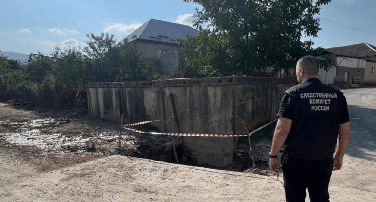 Сотрудник Следкома у водопровода в селе Эрпели. Скриншот фото Следкома по Дагестану от 06.08.24, https://t.me/dagestan_sledcom05/2346