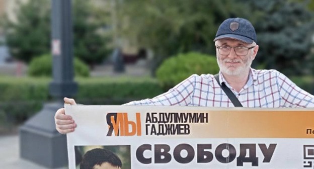 Магомед Магомедов в одиночном пикете в поддержку Абдулмумина Гаджиева. Махачкала, 12 августа 2024 г. Фото Телеграм канал "Черновик"