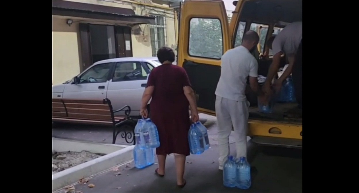 Подвоз воды жителям Баксана. Кадр видео администрации Баксана https://t.me/gorodbaksan/17074