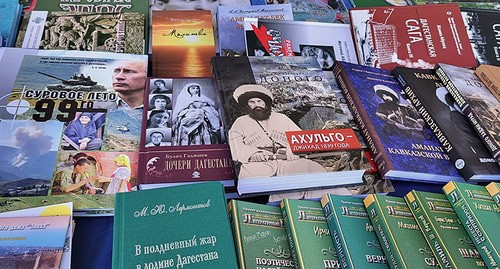 Книги на XI-м книжном фестивале "Тарки-Тау" в Махачкале. Фото Олега Ионова для "Кавказского узла"