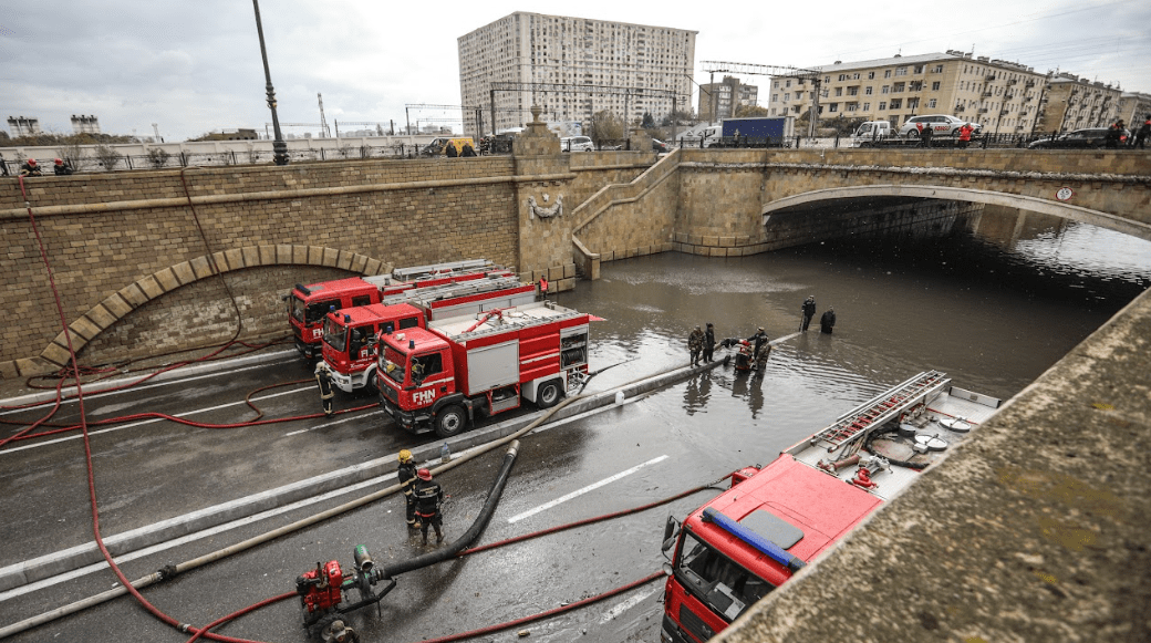 Затопленный автомобильный тоннель в Баку. Фото Азиза Каримова для "Кавказского узла".