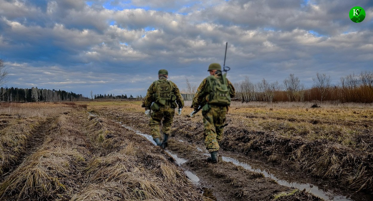 Военные идут по полю. Иллюстрация создана "Кавказским узлом" с помощью ИИ в программе Photoshop