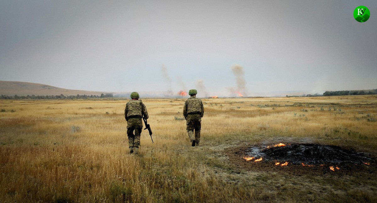 Военные идут по полю. Иллюстрация создана "Кавказским узлом" с помощью ИИ в программе Photoshop