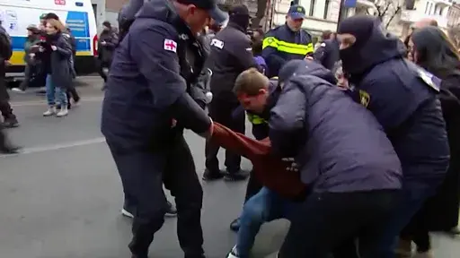 Акция протеста в Тбилиси. 18 ноября 2024 г. Скриншот видео https://www.bbc.com/russian/articles/c98dkz06wn2o