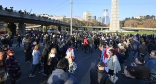 Протестующие на площади Героев. Тбилиси, 23 ноября 2024 года. Фото: "ИнтерпрессНьюс" https://www.interpressnews.ge/ru/article/164641-na-ploshchadi-geroev-perekryto-dvizhenie