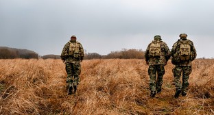 Военные идут по полю. Иллюстрация создана "Кавказским узлом" с помощью ИИ в программе Photoshop