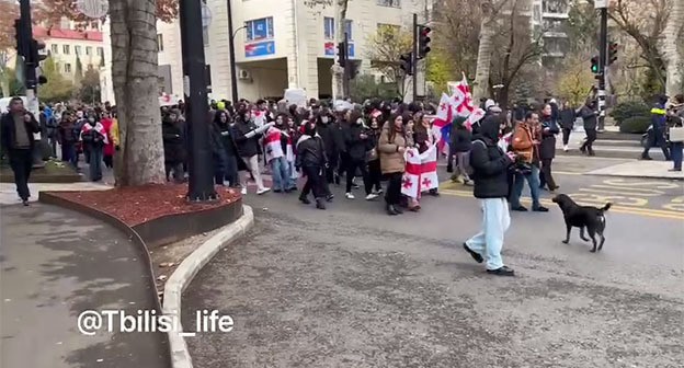 Акция протеста в Тбилиси. 2 ноября 2024 г. Скриншот видео Телеграм-канал Tbilisi Life