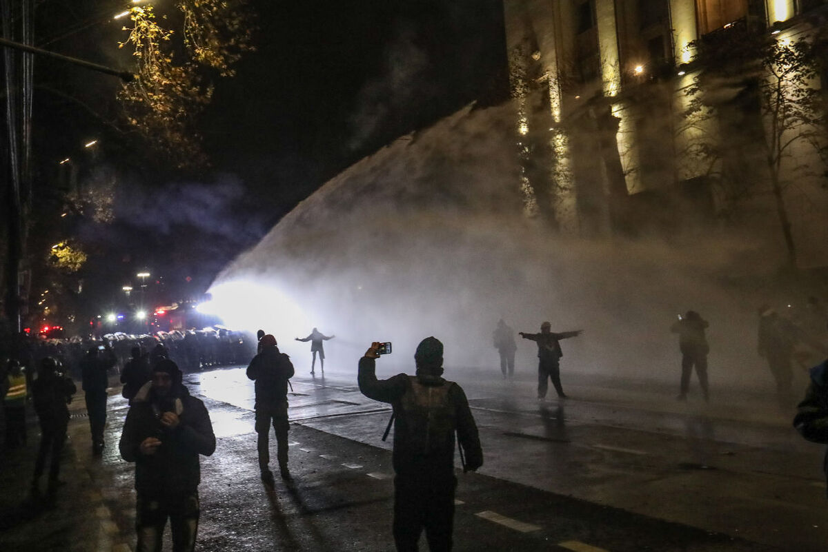 Полиция применяет водомет во время акции. 7 декабря 2024 г. Фото Азиза Каримова для "Кавказского узла"