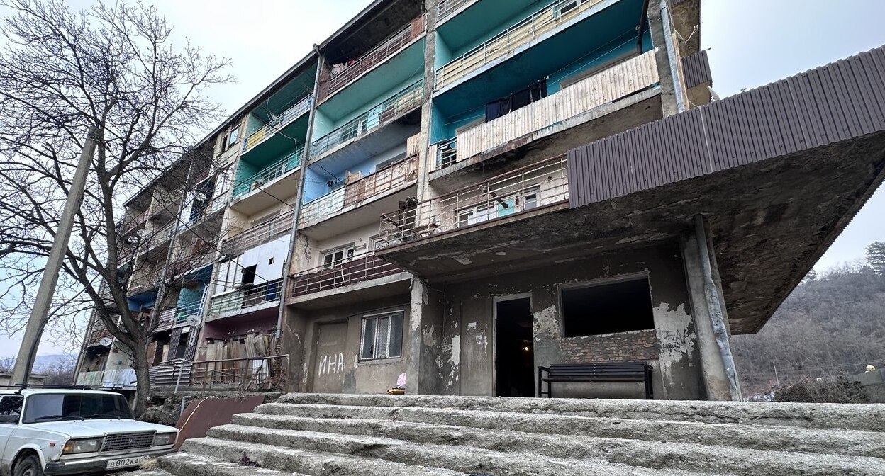 Здание бывшей турбазы в Цхинвале. Фото Зарины Санакоевой для "Кавказского узла". 