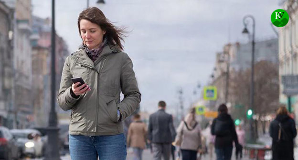 Девушка смотрит в мобильный телефон. Иллюстрация "Кавказского узла" создана ИИ при помощи программы Copilot Девушка смотрит в мобильный телефон. Иллюстрация "Кавказского узла" создана ИИ при помощи программы Copilot