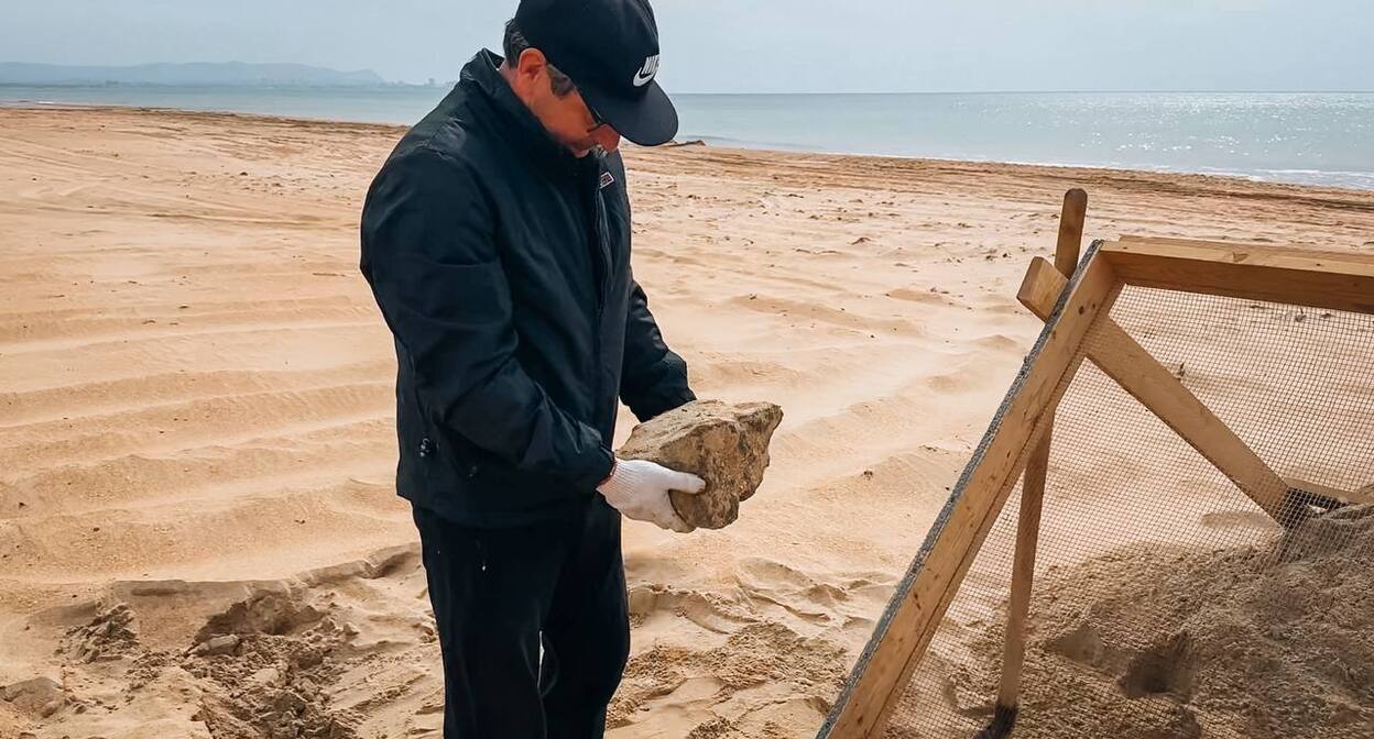 Сбор мазута на пляжах Анапы. 23 марта 2026 г. Фото: https://t.me/setisitolopata/2757 Сбор мазута на пляжах Анапы. 23 марта 2026 г. Фото: https://t.me/setisitolopata/2757