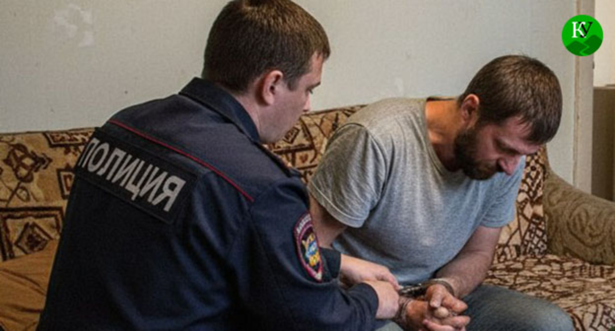 Сотрудник полиции надевает наручники на мужчину. Иллюстрация создана "Кавказским узлом" при помощи ИИ в программе Copilot Сотрудник полиции надевает наручники на мужчину. Иллюстрация создана "Кавказским узлом" при помощи ИИ в программе Copilot